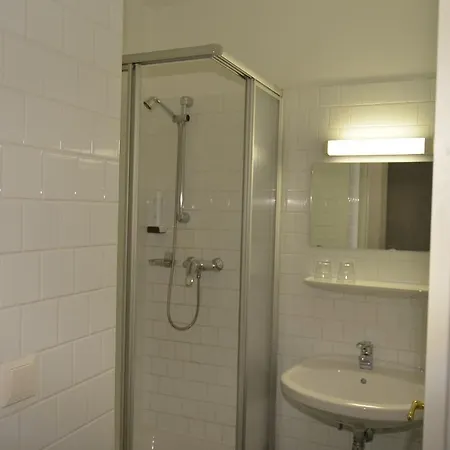 ガストハウス イム プリースターゼミナール 3*